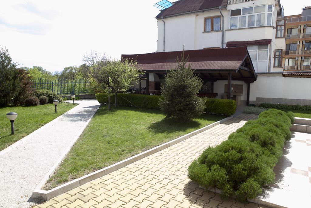 Spa Villa Crystal Hisarya Bagian luar foto